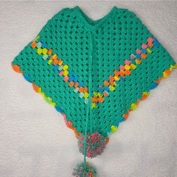 Poncho Handmade vibrant green crochet poncho adorned with pom-poms. - Picture 11 of 13